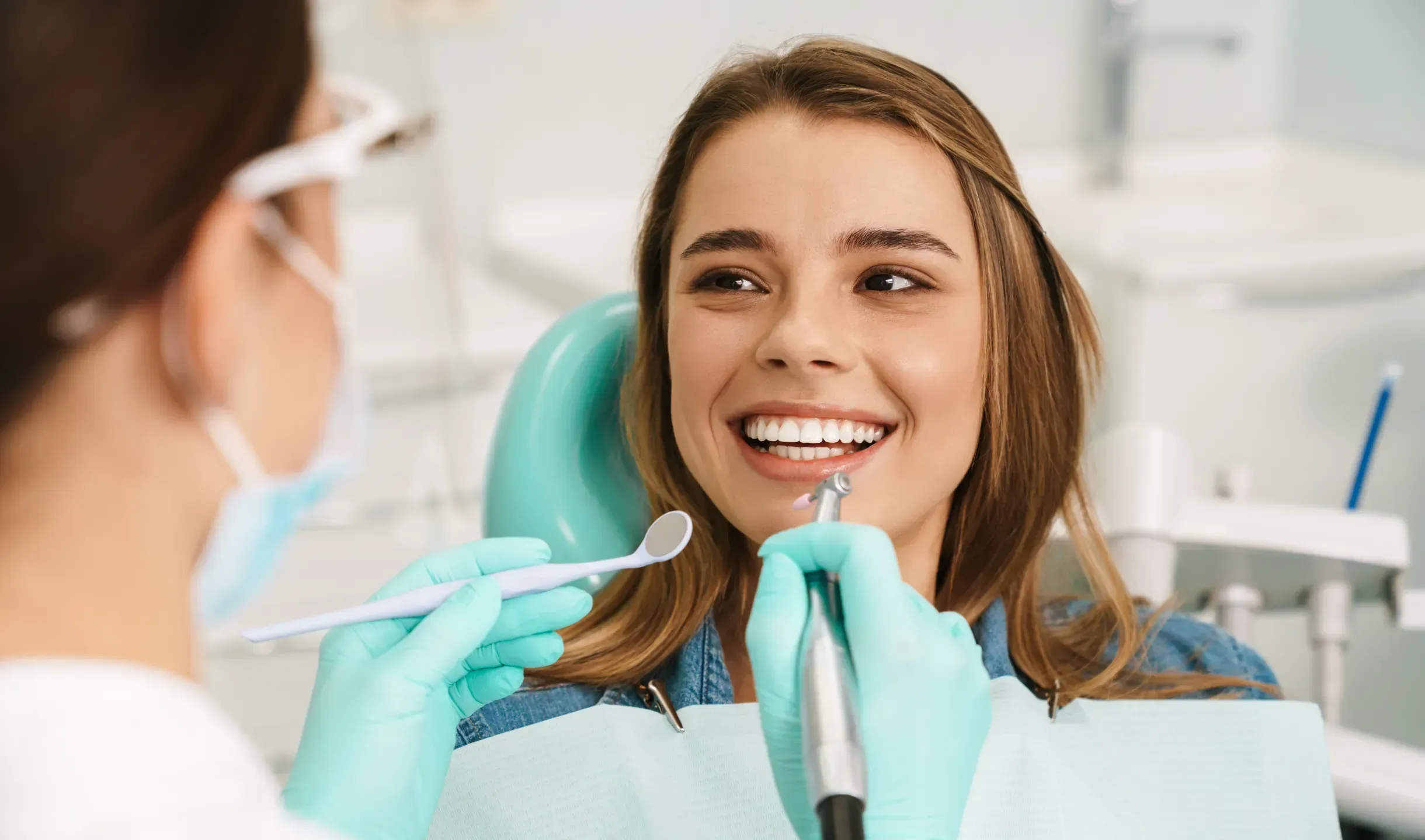uśmiechnięta kobieta u dentysty